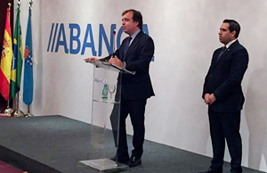 El consejero delegado de Abanca, Francisco Botas –a la izda.–, junto con el director de la oficina de Río, José Luis Nogueira. El consejero delegado de Abanca, Francisco Botas –a la izda.–, junto con el director de la oficina de Río, José Luis Nogueira.