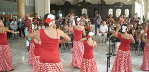 Un momento de la actuación del grupo de baile del Centro Andaluz. Un momento de la actuación del grupo de baile del Centro Andaluz.
