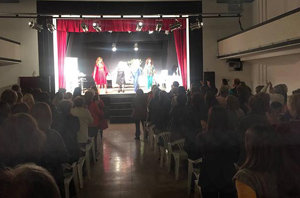 Numeroso público se dio cita para ver la obra de teatro. Numeroso público se dio cita para ver la obra de teatro.