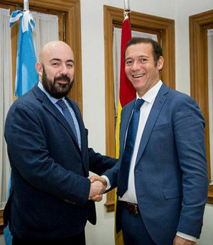 Un momento del saludo entre Tercero Castro y Omar Gutiérrez. Un momento del saludo entre Tercero Castro y Omar Gutiérrez.
