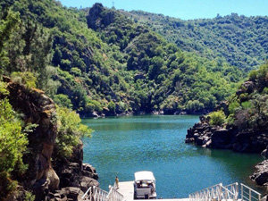 Uno de los embarcaderos de los catamaranes que hacen excursiones por toda la Ribeira Sacra. Uno de los embarcaderos de los catamaranes que hacen excursiones por toda la Ribeira Sacra.