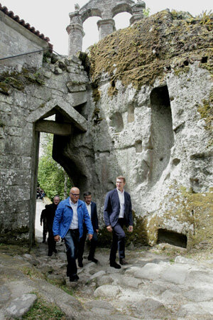 Alberto Núñez Feijóo, junto a otros dirigentes, durante la visita a San Pedro de Rocas el pasado mayo. Alberto Núñez Feijóo, junto a otros dirigentes, durante la visita a San Pedro de Rocas el pasado mayo.