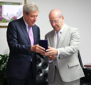 Antonio Gil de Carrasco recibiendo la medalla de los embajadores de Latinoamerica. Antonio Gil de Carrasco recibiendo la medalla de los embajadores de Latinoamerica.