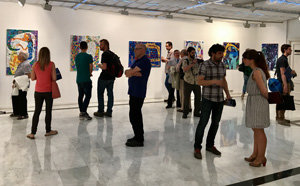 Asistentes a la inauguración ven las obras de Irisarri. Asistentes a la inauguración ven las obras de Irisarri.