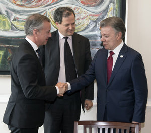 Los presidentes vascos y colombianos se saludan en presencia del Alto Comisionado para la Paz en Colombia. Los presidentes vascos y colombianos se saludan en presencia del Alto Comisionado para la Paz en Colombia.