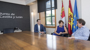 Un momento de la reunión entre José Manuel Herrero, Covadonga López y De Santiago-Juárez. Un momento de la reunión entre José Manuel Herrero, Covadonga López y De Santiago-Juárez.