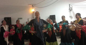 Un momento de la actuación del grupo de baile. Un momento de la actuación del grupo de baile.