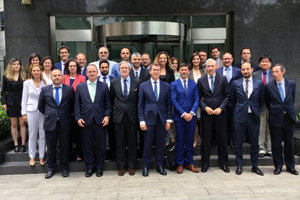 El presidente autonómico aprovechó la estancia en Pekín para visitar la Oficina Comercial de España. El presidente autonómico aprovechó la estancia en Pekín para visitar la Oficina Comercial de España.