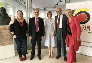 Nava Castro -en el centro-, durante la presentación en el Instituto Cervantes de Pekín. Nava Castro -en el centro-, durante la presentación en el Instituto Cervantes de Pekín.