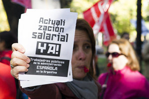 Una de las trabajadoras muestra uno de los carteles reivindicativos. Una de las trabajadoras muestra uno de los carteles reivindicativos.