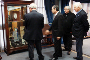 Mira Lema recorre la sede del Centro Galicia de Buenos Aires, junto al secretario de la Consejería, Juan Castellanos; el presidente del Centro, José Vila; y el vicepresidente 1º, Rafael Patiño. Mira Lema recorre la sede del Centro Galicia de Buenos Aires, junto al secretario de la Consejería, Juan Castellanos; el presidente del Centro, José Vila; y el vicepresidente 1º, Rafael Patiño.