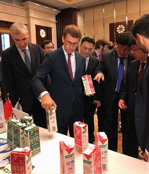 Feijóo, acompañado por el conselleiro Conde, muestra a los dirigentes chinos algunos de los productos gallegos. Feijóo, acompañado por el conselleiro Conde, muestra a los dirigentes chinos algunos de los productos gallegos.