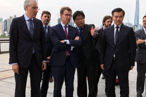 El presidente Feijóo y el conselleiro Conde, durante la visita a la empresa matriz de Conservas Albo. El presidente Feijóo y el conselleiro Conde, durante la visita a la empresa matriz de Conservas Albo.