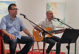 El escritor Xosé Carlos Caneiro y el músico Emilio Rúa, en un momento del recital. El escritor Xosé Carlos Caneiro y el músico Emilio Rúa, en un momento del recital.