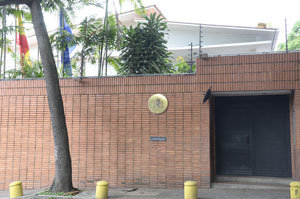 Fachada de la Cancillería de la Embajada de España en Caracas. Fachada de la Cancillería de la Embajada de España en Caracas.