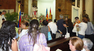 Un instante de la santa misa en honor de la Virgen de los Desamparados. Un instante de la santa misa en honor de la Virgen de los Desamparados.