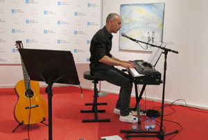 Emilio Rúa al teclado, en el concierto