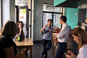 Herrero conversa con uno de los jóvenes que asistieron al encuentro en la capital belga. Herrero conversa con uno de los jóvenes que asistieron al encuentro en la capital belga.