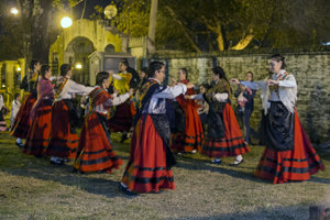Actuación del grupo Anduriñas, durante el festejo de San Xoán. Actuación del grupo Anduriñas, durante el festejo de San Xoán.