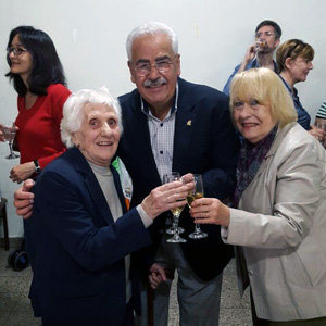 Néstor Seijas y su esposa brindan con Petra. Néstor Seijas y su esposa brindan con Petra.