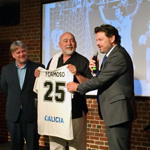 Miranda entregó a Santiago Formoso una camiseta de la selección gallega, con su nombre y su número. Miranda entregó a Santiago Formoso una camiseta de la selección gallega, con su nombre y su número.