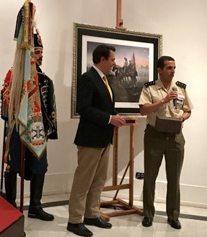 El coronel Miguel Hernández Turiño agradece al pintor la entrega de 'El Héroe de Pavía'. El coronel Miguel Hernández Turiño agradece al pintor la entrega de 'El Héroe de Pavía'.