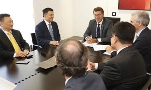 Núñez Feijóo y Francisco Conde, con los directivos de Shanghai Fisheries. Núñez Feijóo y Francisco Conde, con los directivos de Shanghai Fisheries.