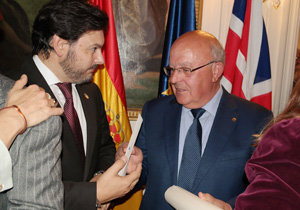 Rodríguez Miranda y Ernesto Atanes, durante la entrega de la Medalla de la Emigración en 2014. Rodríguez Miranda y Ernesto Atanes, durante la entrega de la Medalla de la Emigración en 2014.