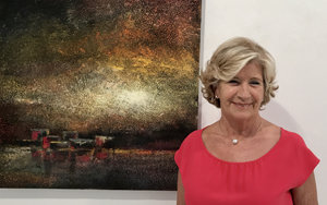 La pintora Marisa Redondo con una de sus obras La pintora Marisa Redondo con una de sus obras