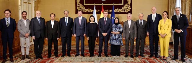 Feijóo y otras autoridades gallegas posan con los embajadores de Asia-Pacifico. Feijóo y otras autoridades gallegas posan con los embajadores de Asia-Pacifico.