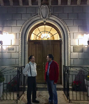 Miranda conversa con José Enrique Lago en la entrada a la sede de la Casa de Galicia en Nueva York. Miranda conversa con José Enrique Lago en la entrada a la sede de la Casa de Galicia en Nueva York.