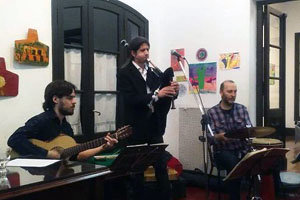 Pablo Cáceres tocó algunas piezas durante el acto. Pablo Cáceres tocó algunas piezas durante el acto.