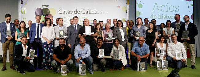 Los dirigentes de la Xunta con los premiados en la Cata. Los dirigentes de la Xunta con los premiados en la Cata.