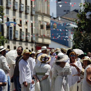 Las calles de Ribadeo se llenan de estampas indianas. Las calles de Ribadeo se llenan de estampas indianas.