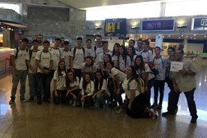 Jóvenes descendientes de gallegos procedentes de Venezuela, a su llegada al aeropuerto. Jóvenes descendientes de gallegos procedentes de Venezuela, a su llegada al aeropuerto.