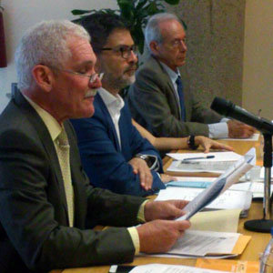 El presidente de Cavespa, Eugenio González de la Vega y Benedico, junto a otros miembros de su Junta Directiva, da lectura a su informe. El presidente de Cavespa, Eugenio González de la Vega y Benedico, junto a otros miembros de su Junta Directiva, da lectura a su informe.