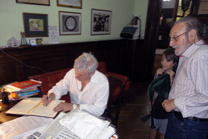 El diputado porteño Emilio Raposo firma el libro de visitantes ilustres de la Federación. A su lado, el presidente de la institución, Francisco Lores. El diputado porteño Emilio Raposo firma el libro de visitantes ilustres de la Federación. A su lado, el presidente de la institución, Francisco Lores.