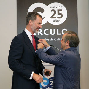 El presidente del Círculo de Empresarios de Galicia impone al Rey la Medalla de Oro de la Institución. El presidente del Círculo de Empresarios de Galicia impone al Rey la Medalla de Oro de la Institución.