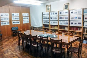 Los 48 vinilos que forman la muestra se exponen en General Roca. Los 48 vinilos que forman la muestra se exponen en General Roca.