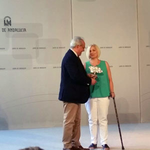 Momento de la entrega del premio a la presidenta de AGER. Momento de la entrega del premio a la presidenta de AGER.