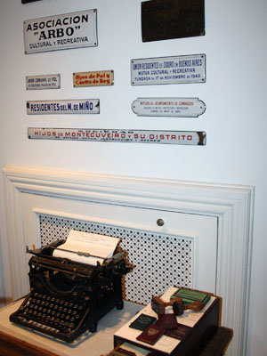 Máquina de escribir y cartelería expuesta en la sala. Máquina de escribir y cartelería expuesta en la sala.