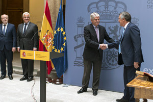 Antonio Pérez-Hernández saluda al ministro tras tomar posesión como director general para Iberoamérica. Antonio Pérez-Hernández saluda al ministro tras tomar posesión como director general para Iberoamérica.