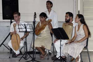 El grupo Emsemble Lauda, durante su actuación en la clausura del acto por las Letras Gallegas. El grupo Emsemble Lauda, durante su actuación en la clausura del acto por las Letras Gallegas.
