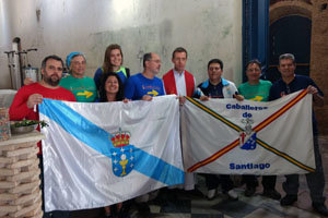 Representantes de Caballeros de Santiago posan con las banderas de la entidad y de Galicia en Iguape. Representantes de Caballeros de Santiago posan con las banderas de la entidad y de Galicia en Iguape.