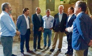 Rodríguez Miranda y dirigentes de Abanca, con algunos de los participantes en la Romería. Rodríguez Miranda y dirigentes de Abanca, con algunos de los participantes en la Romería.