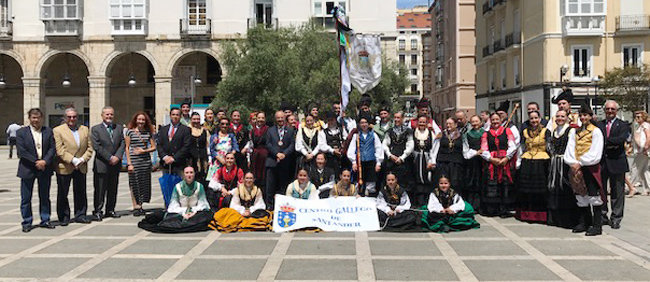 Directivos y miembros de la entidad posan con el grupo 'Santaia', tras su actuación en la plaza de Pombo. Directivos y miembros de la entidad posan con el grupo 'Santaia', tras su actuación en la plaza de Pombo.