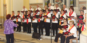 La coral 'Cantares de España', durante su intervención en la misa en honor a Santiago Apóstol. La coral 'Cantares de España', durante su intervención en la misa en honor a Santiago Apóstol.