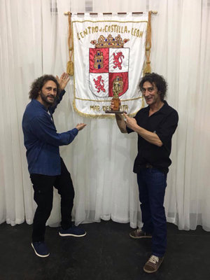 Los hermanos Weinbaum posan con el galardón ante el estandarte de la institución. Los hermanos Weinbaum posan con el galardón ante el estandarte de la institución.