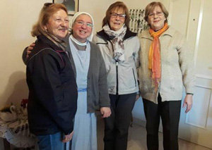 Las integrantes del Consejo Directivo, con una de las misioneras. Las integrantes del Consejo Directivo, con una de las misioneras.