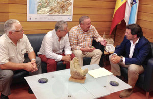 Rodríguez Miranda, con los representantes de la diáspora en Cataluña. Rodríguez Miranda, con los representantes de la diáspora en Cataluña.
